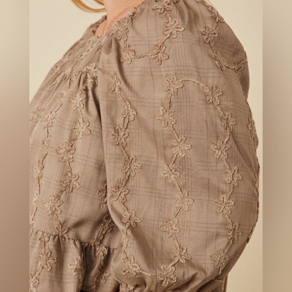 NWT** HAYDEN LA brushed floral puff sleeve top in taupe Size M - Picture 4 of 14